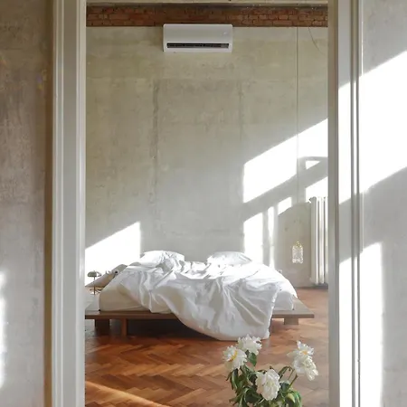 Extraordinary Quiet In The Very Centre *